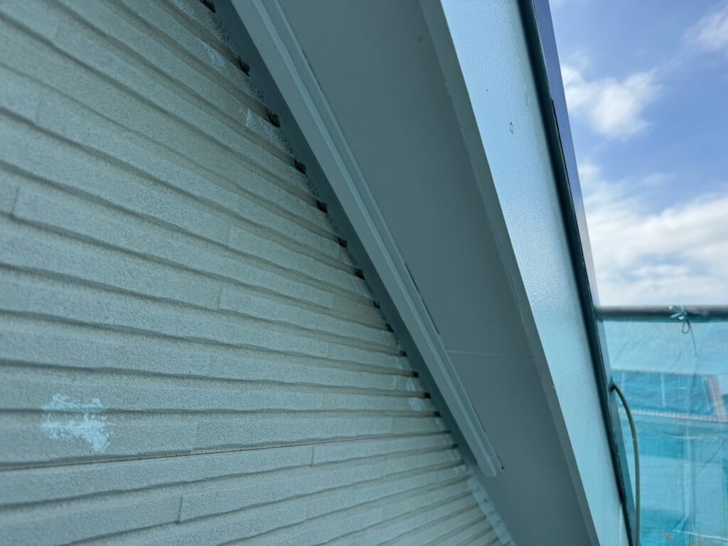 軒天上塗り<br />
（計2回塗り、完了）