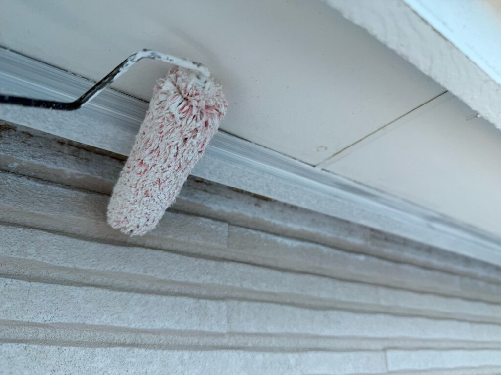 軒天の通気口下塗り<br />
（専用プライマーにて）