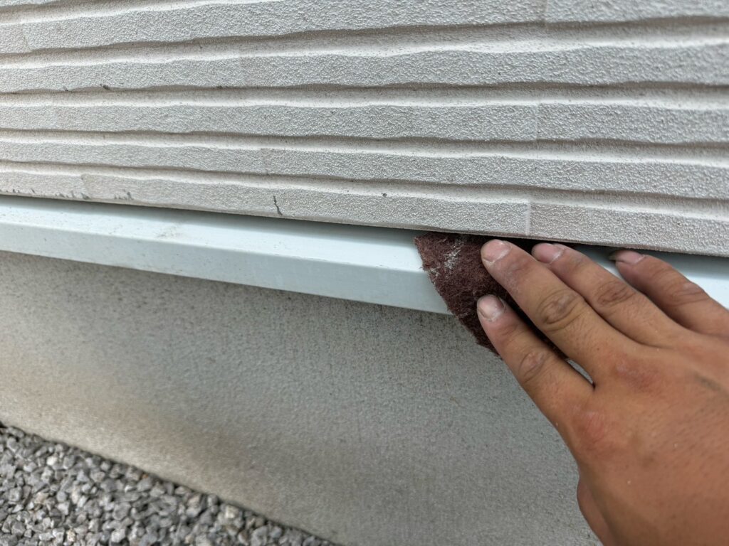 水切りケレン<br />
（ケレンとは、塗料との密着を良くするために、専用の道具にて細かい傷をつける下地調整です。）