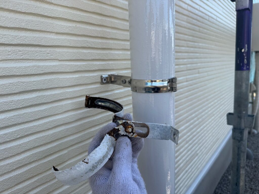 塩ビ管のバンド交換<br />
（弊社では、サービスでサビたビスや配線バンドの交換を行っております。）