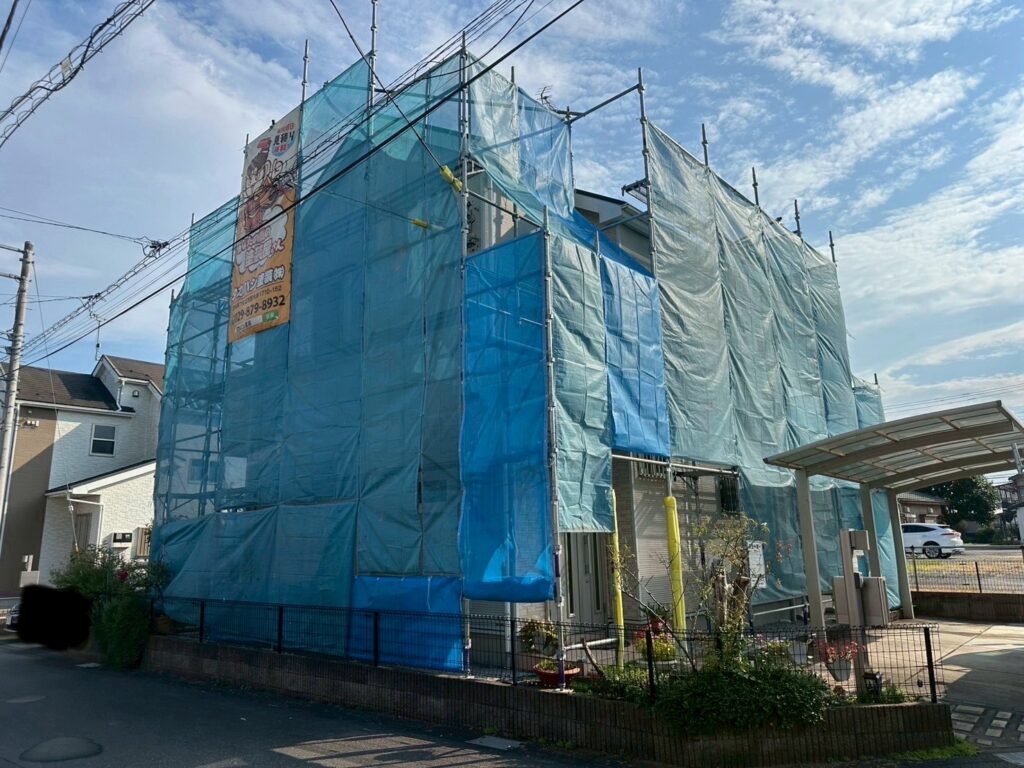 足場組立<br />
（塗料が飛散しないようにメッシュシートもしっかりと貼りました。）