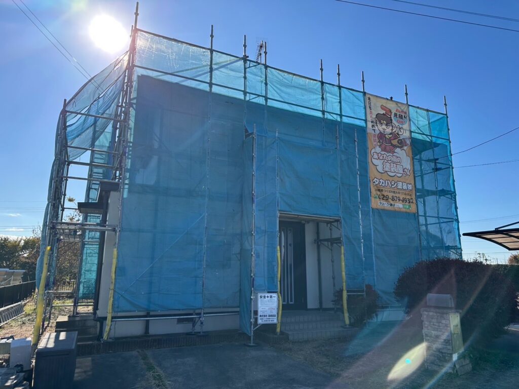 足場組立<br />
塗料が飛散しないようにメッシュシートもしっかりと貼りました。