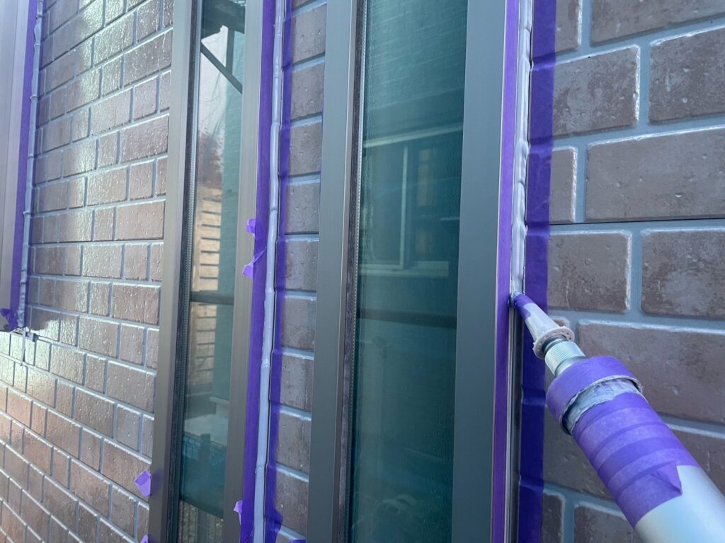 1階部サッシ廻り：コーキング打ち込み