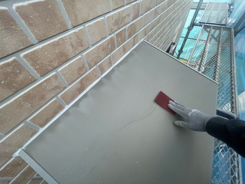 勝手口ひさしケレン<br />
（ケレンとは、塗料との密着を良くするために、専用の道具にて細かい傷をつける下地調整です。）