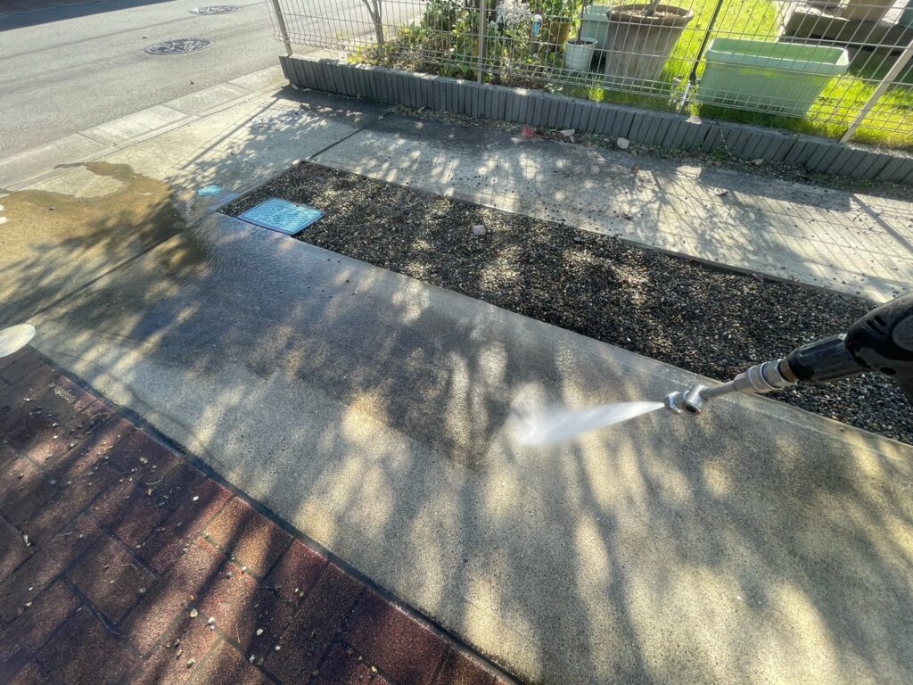 土間コンクリート洗浄<br />
