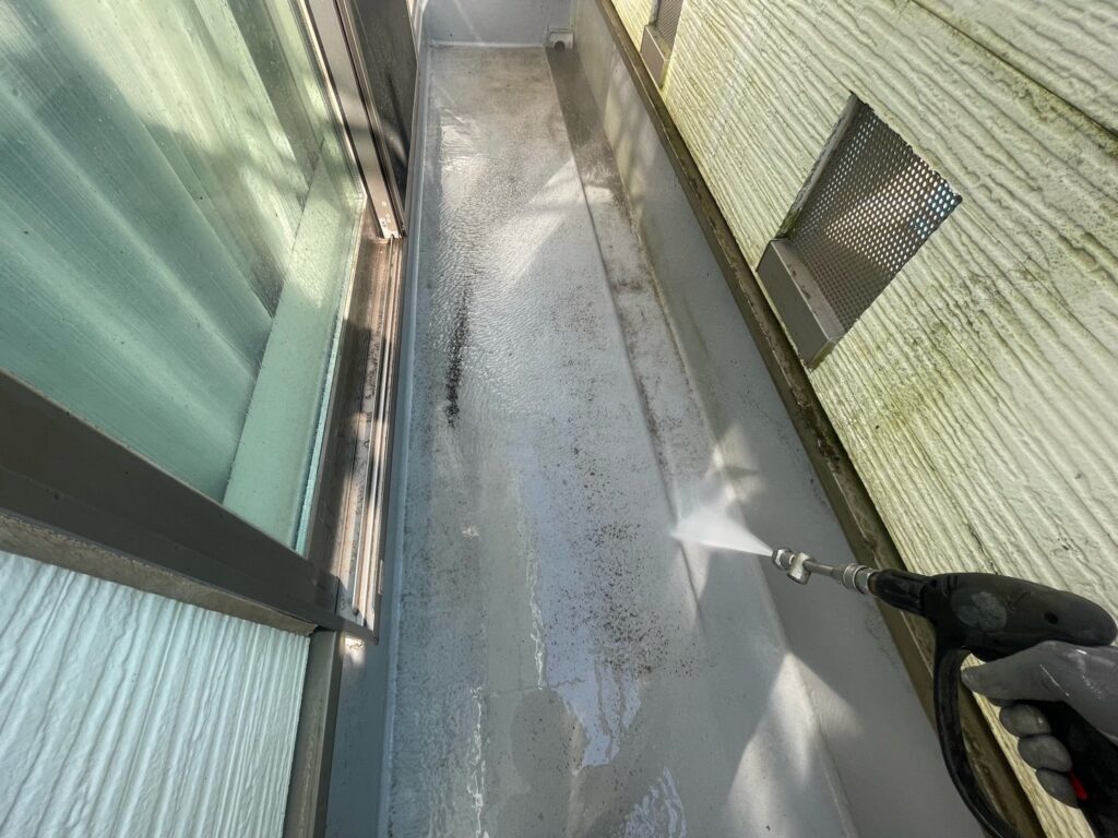 ベランダ：高圧洗浄<br />
（表面の汚れをしっかりと落としました。）