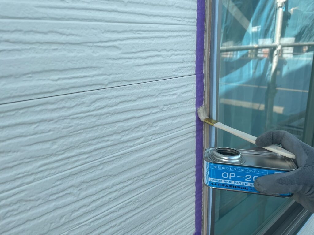 サッシ廻りコーキング：プライマー塗布<br />
（外壁とコーキングを密着させる為の接着剤です。とても重要な工程です。）