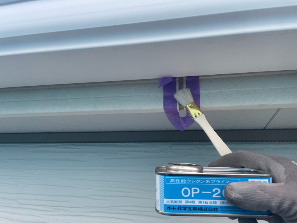 破風板・鼻隠し繋ぎ目：プライマー塗布<br />
（外壁とコーキングを密着させる為の接着剤です。とても重要な工程です。）