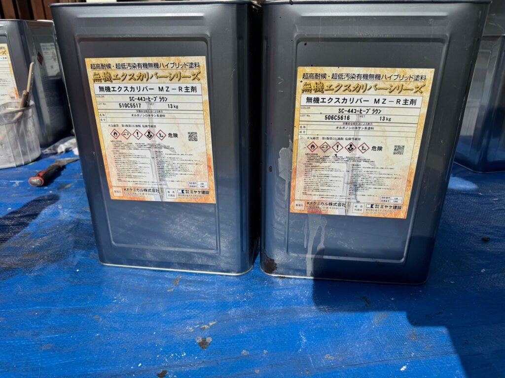 使用材料<br />
→屋根上塗り材料<br />
（油性2液最上級無機塗料）