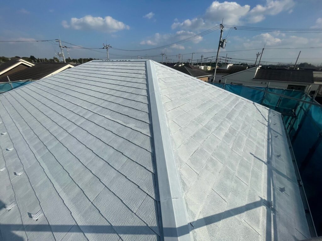 屋根下塗り（完了）<br />
真っ白く仕上がっていますので下塗りがしっかりと効いています。