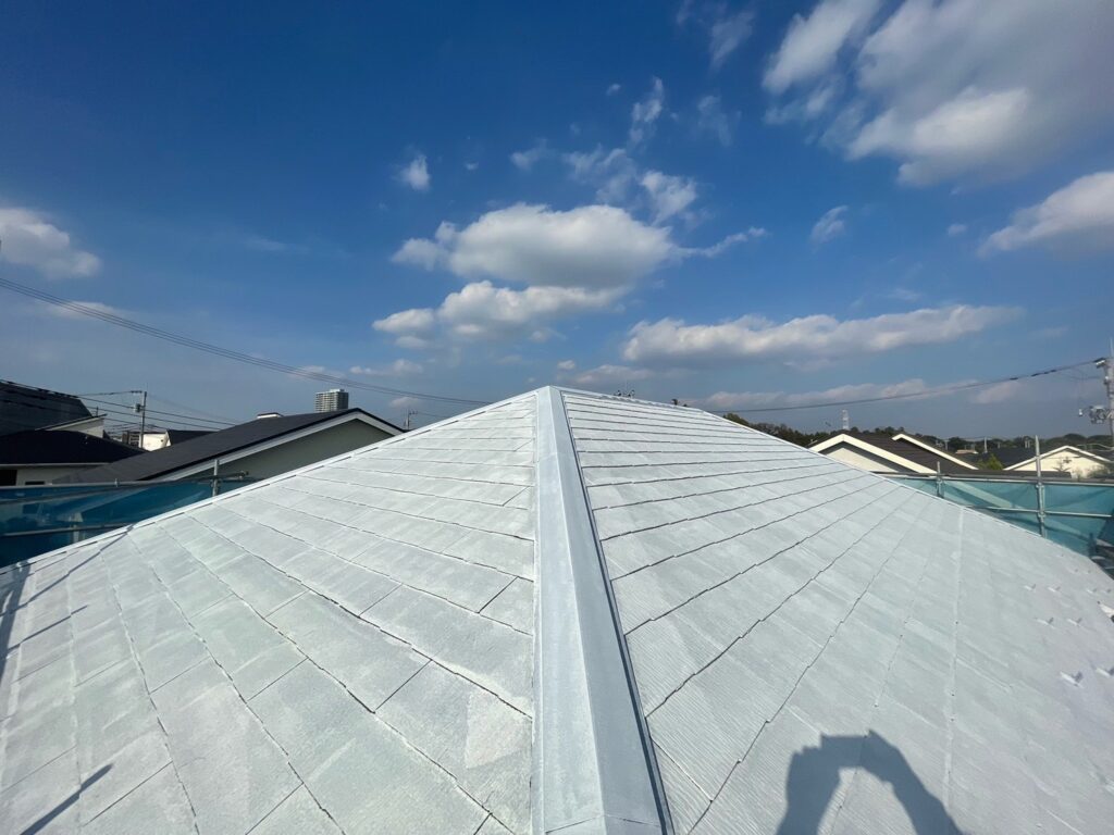 屋根下塗り（完了）<br />
真っ白く仕上がっていますので下塗りがしっかりと効いています。