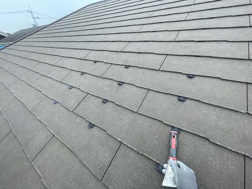 タスペーサー０１取り付け<br />
屋根と屋根に隙間を設けるためにタスペーサー０１という専用の器具を取り付けました。<br />
※隙間がないと雨漏れの原因となります。