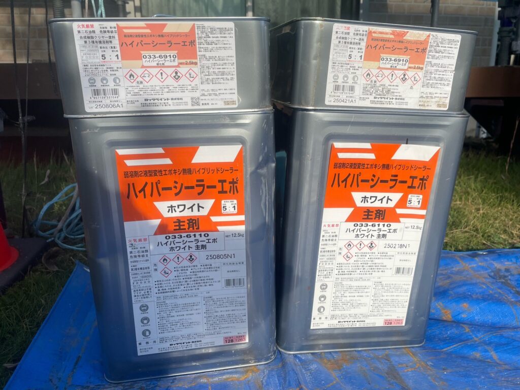 使用材料<br />
→屋根下塗り材料<br />
（油性2液難付着シーラー）<br />
一般的な下塗り材料よりも密着性に優れていて、下塗りの効きが良いです。