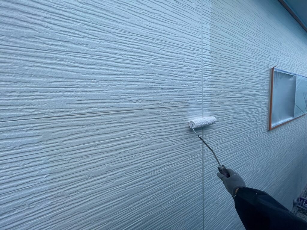 2階部：外壁下塗り（白色）<br />
※密着性の高い、水性2液難付着シーラーを使用しました。<br />
