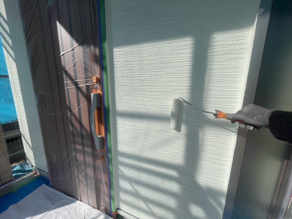 2階部：外壁上塗り<br />
（色：29-92B、ホワイトリリィ色）