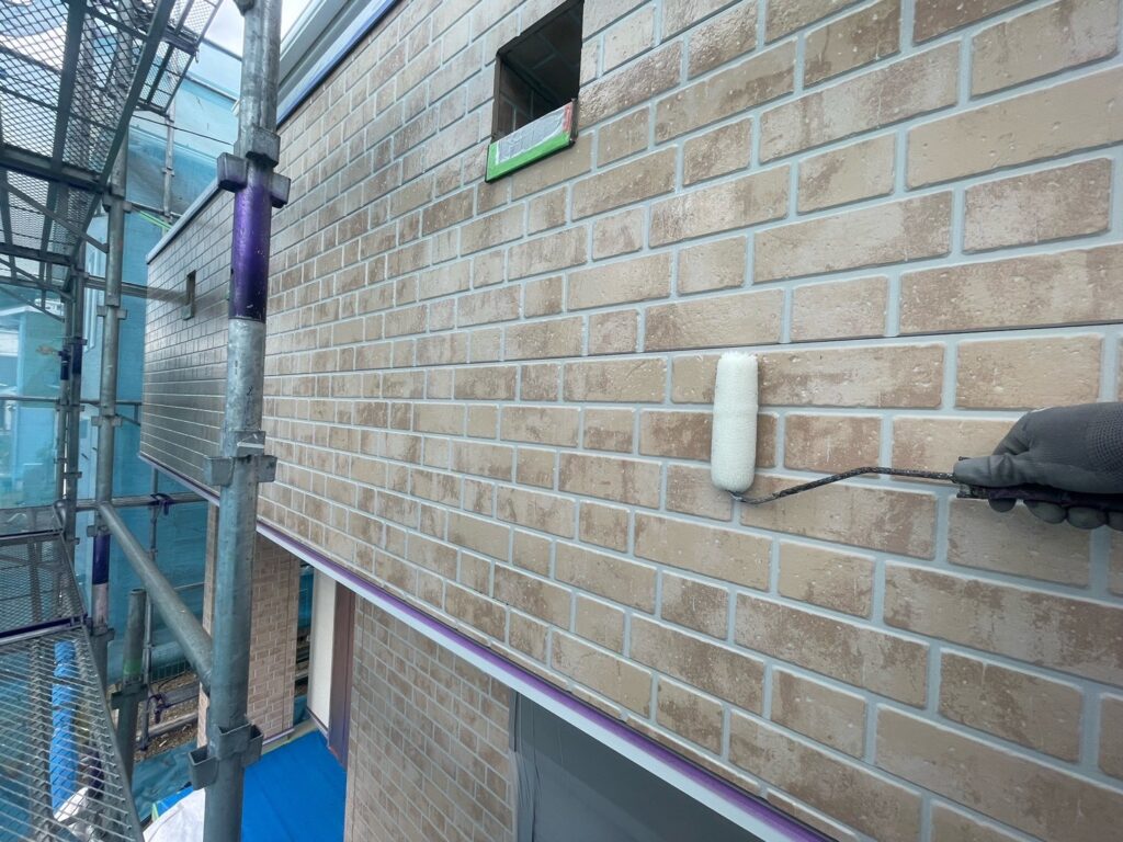 1階部：クリヤー塗装下塗り