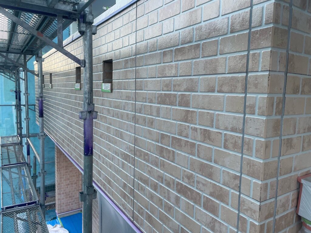 1階部：クリヤー塗装下塗り（完了）<br />
専用のバインダー（下塗り）を塗ることにより、クリヤーが剝がれにくくなります。