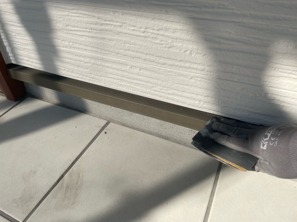 水切りケレン<br />
（ケレンとは、塗料との密着を良くするために、専用の道具にて細かい傷をつける下地調整です。）