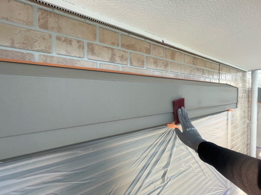 シャッターBOXケレン<br />
（ケレンとは、塗料との密着を良くするために、専用の道具にて細かい傷をつける下地調整です。）