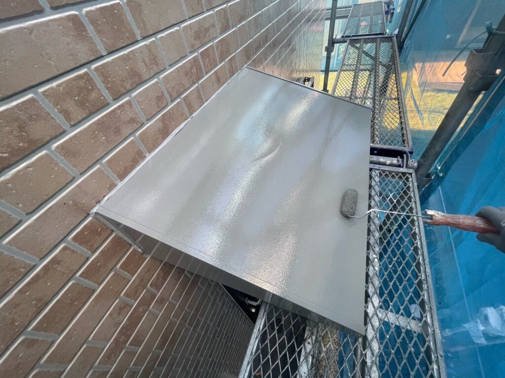 勝手口ひさし上塗り<br />
(計3回塗り、完了）