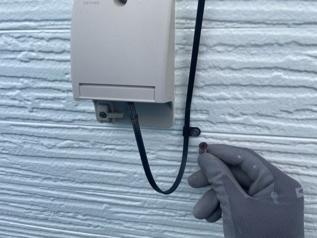 配線ビス交換<br />
弊社では、さびたビス等はサービスでステンレス製のビスに交換を行っております。）