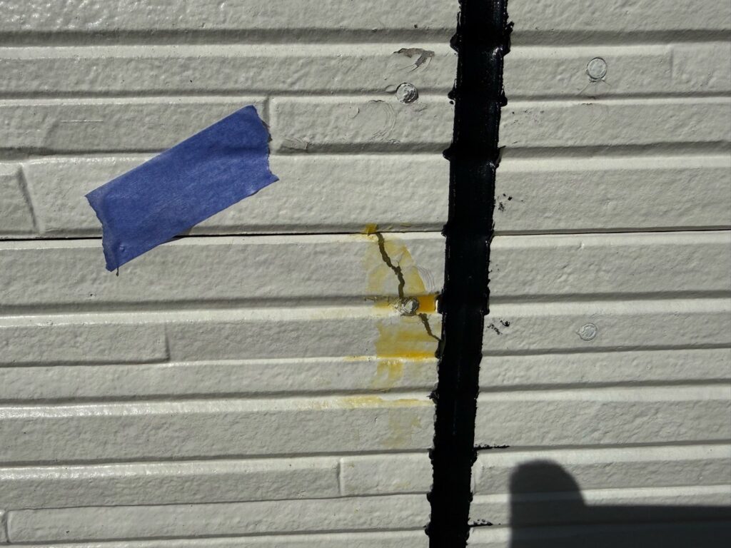 外壁ひび割れ補修<br />
→弾性エポキシ補修材を使用しました。<br />
コーキングで補修するより耐久性に優れています。