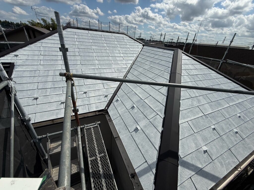 屋根下塗り（完了）<br />
真っ白く仕上がっていますので下塗りがしっかりと効いています。