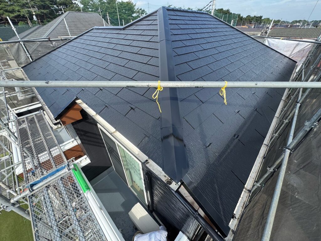 屋根上塗り<br />
（計3回塗り、完了）