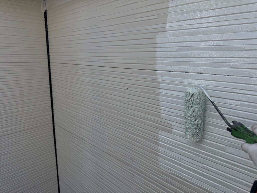 外壁下塗り（白色）<br />
※密着性の高い、油性2液難付着シーラーを使用しました。<br />
