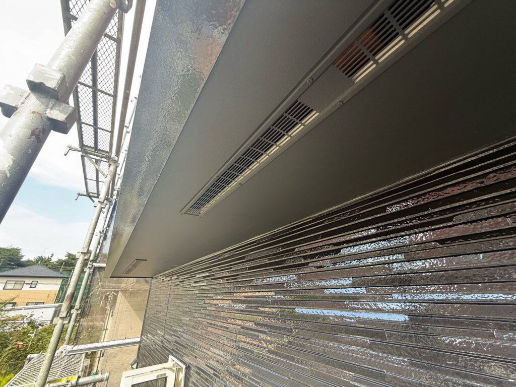 軒天上塗り（完了）<br />
（チャコール色仕上げ）