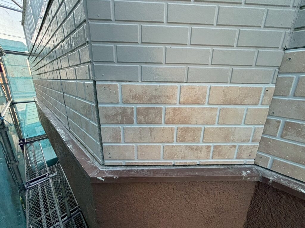 施工完了<br />
元々の外壁は廃盤の為、似たような外壁にて貼り替えを行いました。