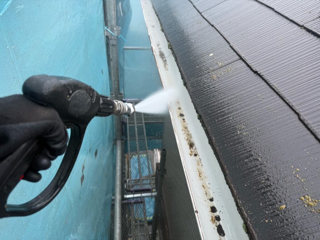 雨どい中：高圧洗浄<br />
