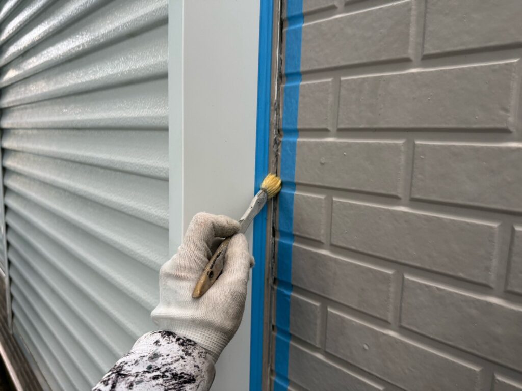 サッシ廻り：プライマー塗布<br />
（外壁とコーキングを密着させる為の接着剤です。とても重要な工程です。）