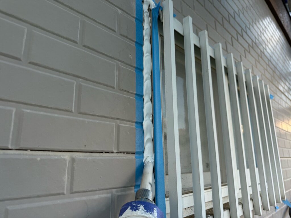 サッシ廻り：コーキング打ち込み