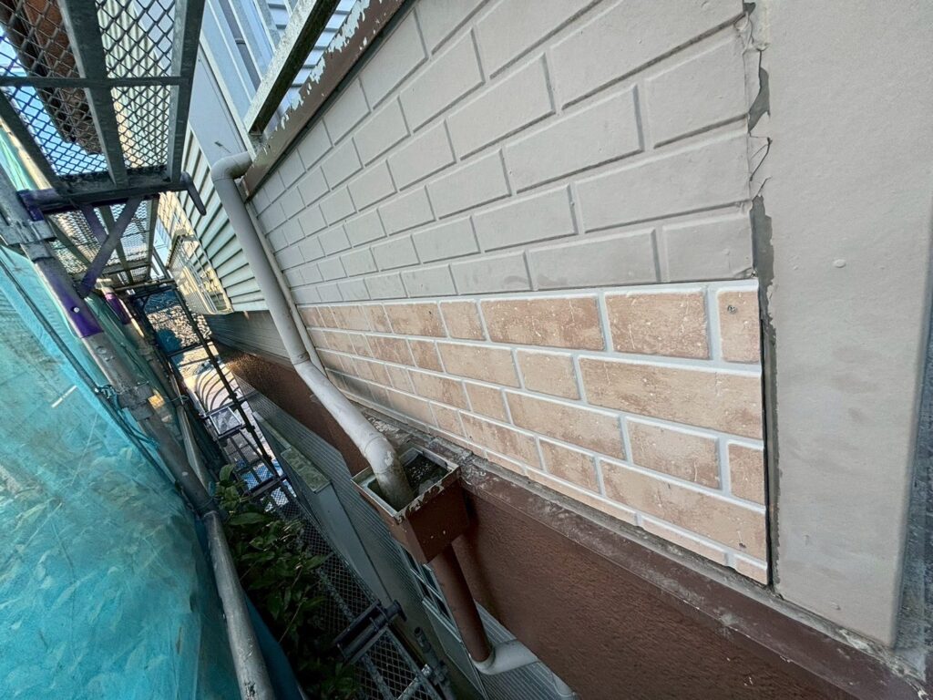 施工完了<br />
元々の外壁は廃盤の為、似たような外壁にて貼り替えを行いました。