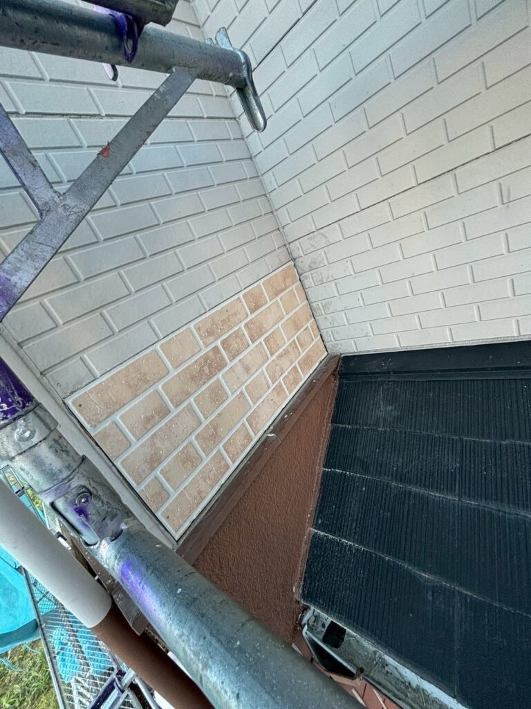 施工完了<br />
元々の外壁は廃盤の為、似たような外壁にて貼り替えを行いました。