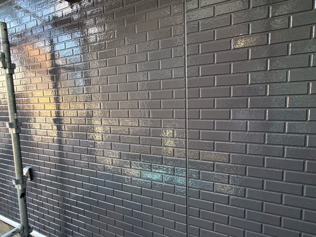 ２階：外壁上塗り（完了）<br />
（N-35、スレートグレー色）