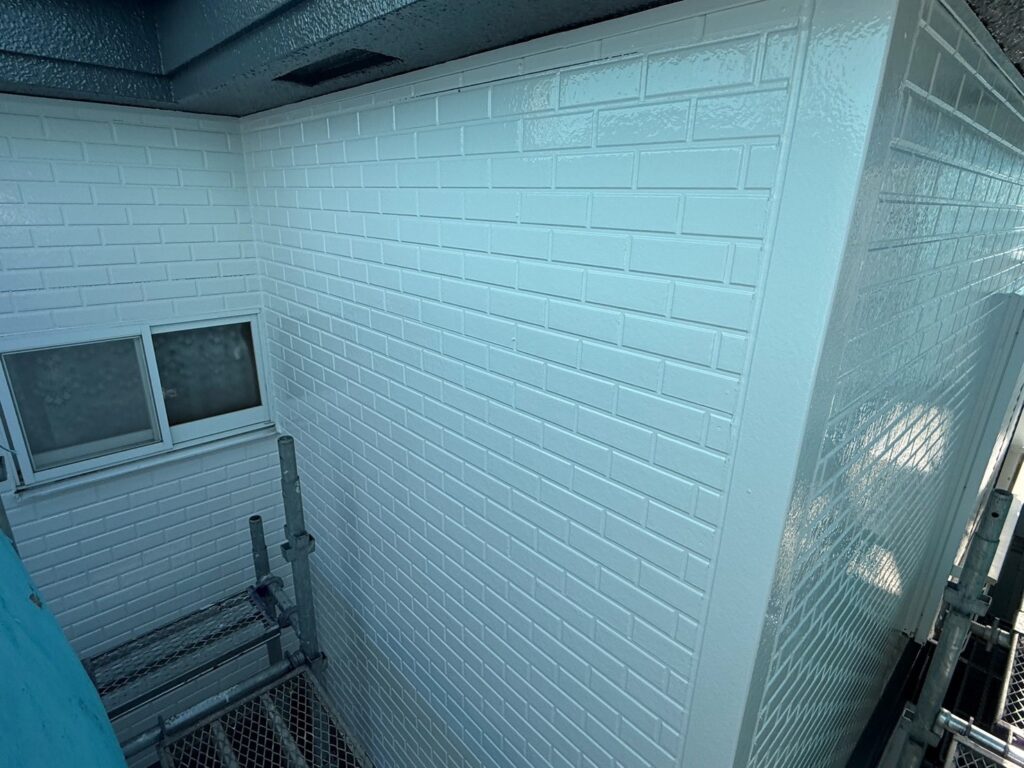 2階：外壁上塗り（完了）<br />
（N-90、シルキーホワイト色）