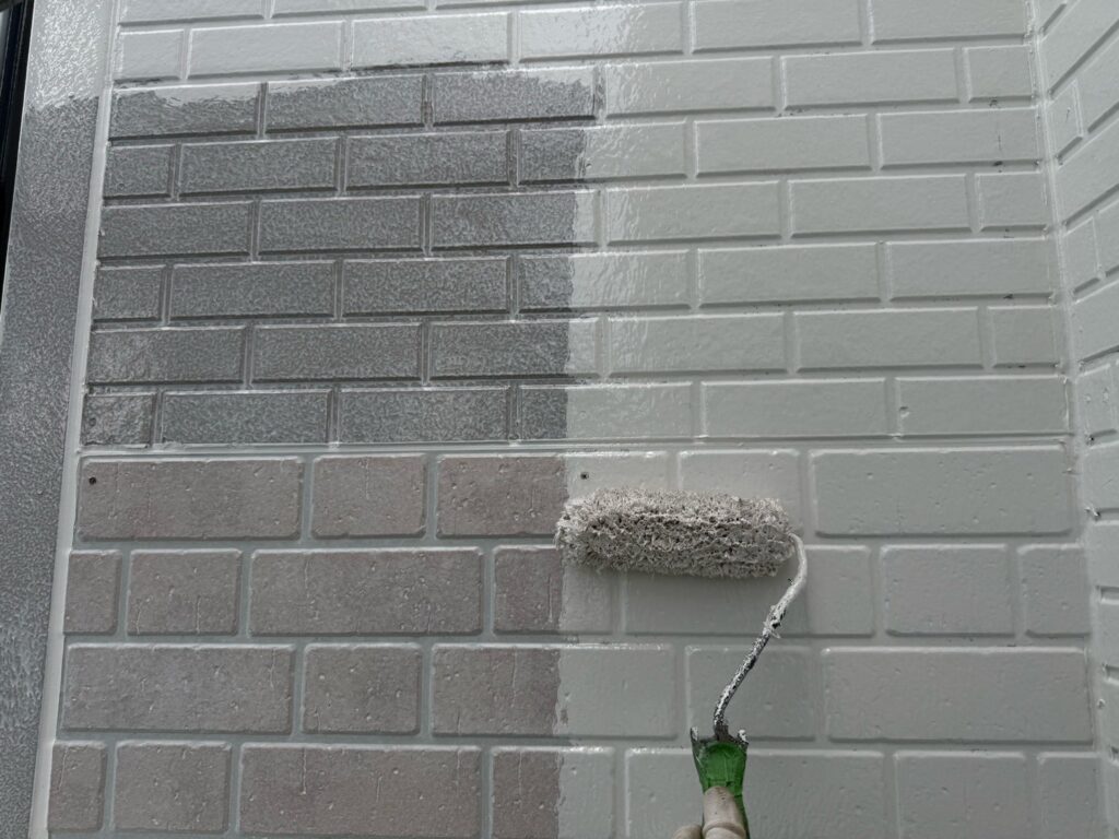 2階：外壁中塗り<br />
（N-90、シルキーホワイト色）