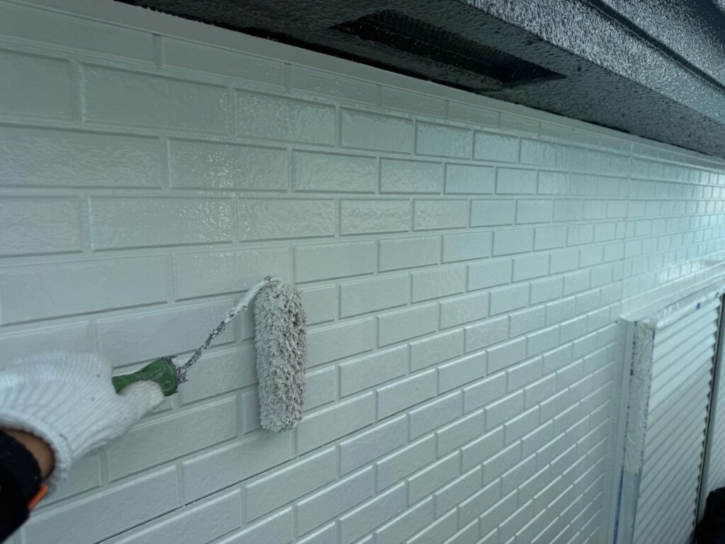 2階：外壁上塗り<br />
（N-90、シルキーホワイト色）