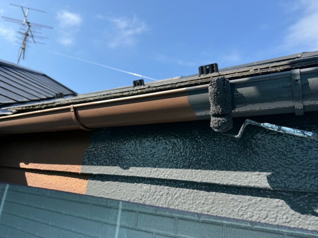 雨どい・鼻隠し中塗り<br />
（今回は軒天も同じ色仕上げです）