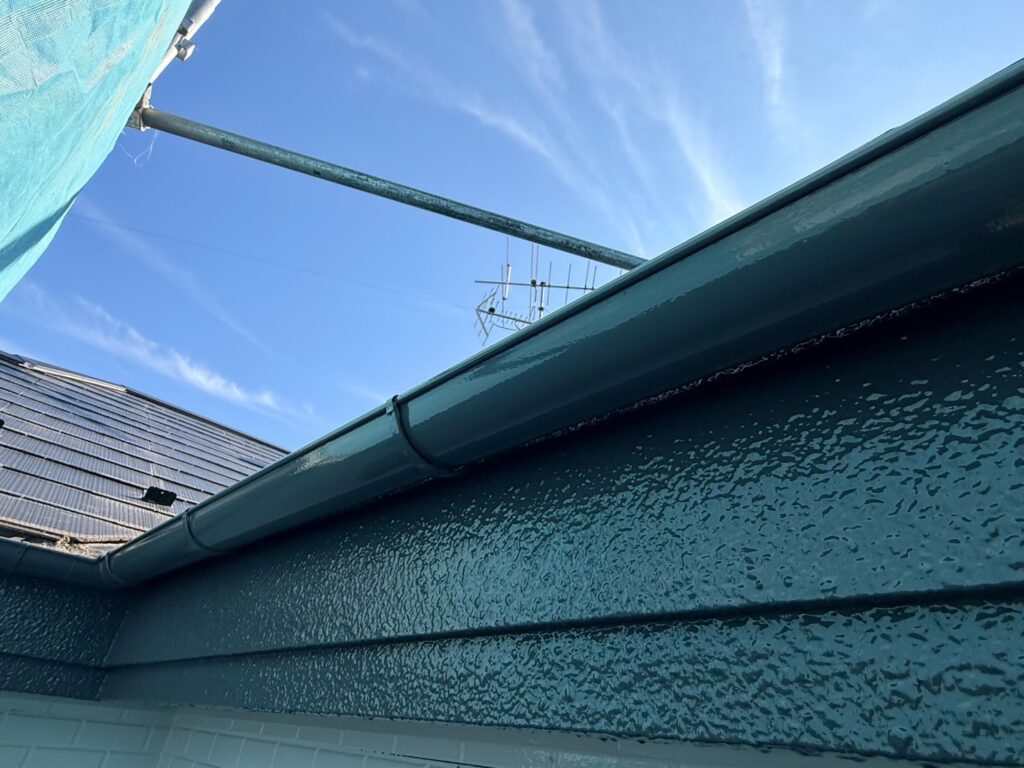 雨どい・鼻隠し上塗り<br />
（今回は軒天も同じ仕上げです）<br />
※計2回塗り、完了