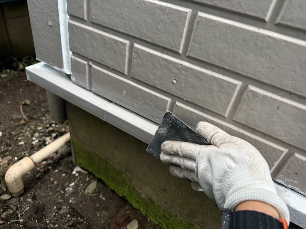 水切りケレン<br />
（ケレンとは、塗料との密着を良くするために、専用の道具にて細かい傷をつける下地調整です。）