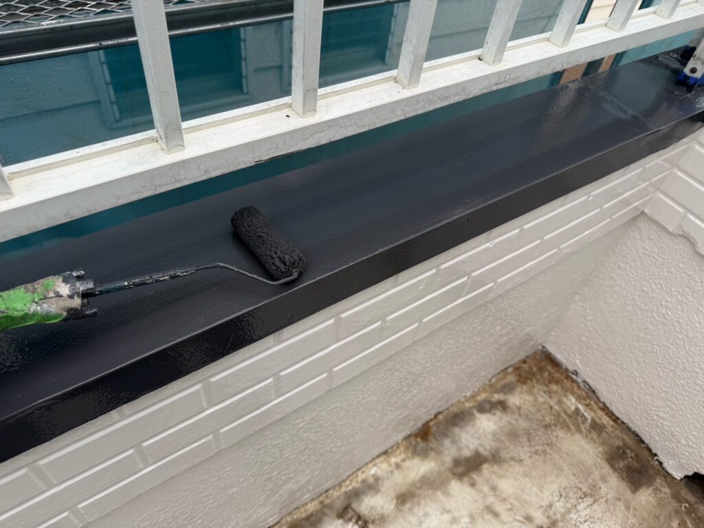 ベランダ笠木上塗り<br />
