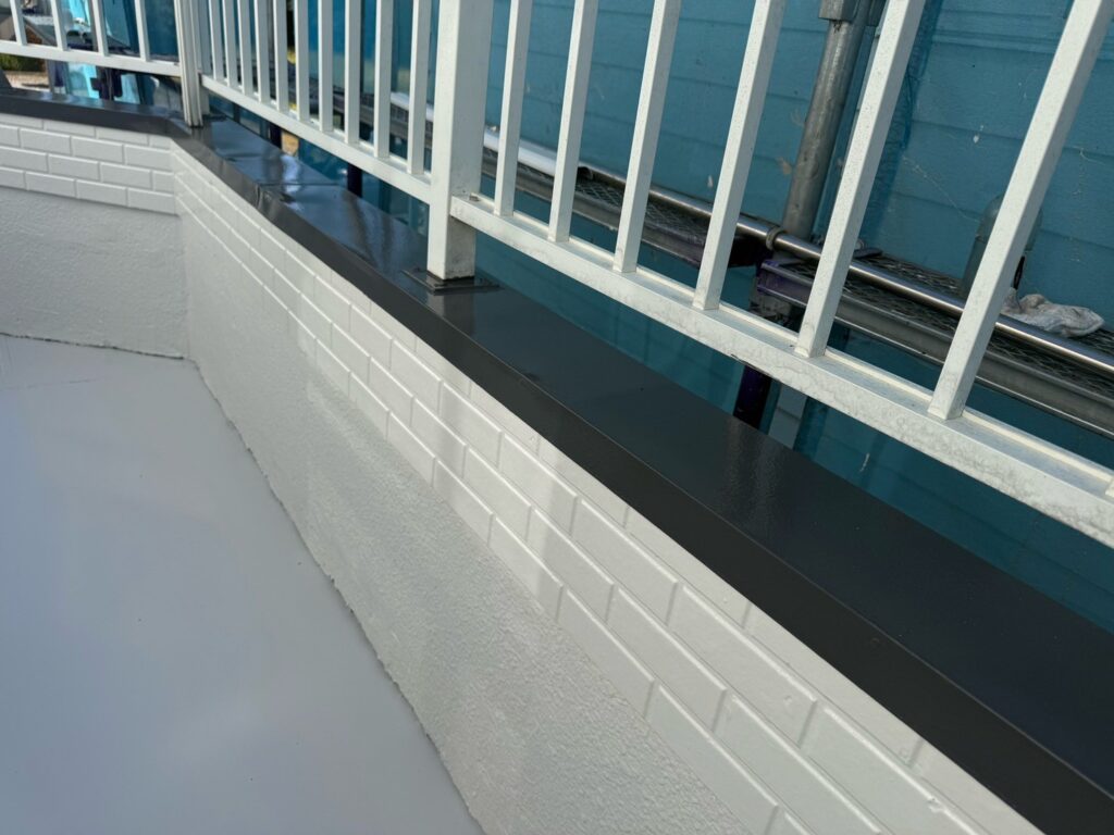 ベランダ笠木上塗り<br />
（計３回塗り、完了）