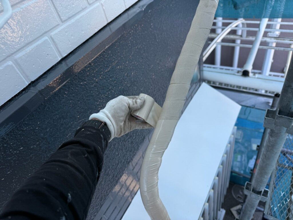 エアコンホース巻き直し<br />
（弊社では、サービスでボロボロのエアコンホース巻き直しを行っております。）