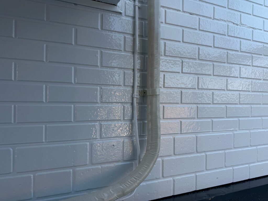 エアコンホース巻き直し<br />
（弊社では、サービスでボロボロのエアコンホース巻き直しを行っております。）