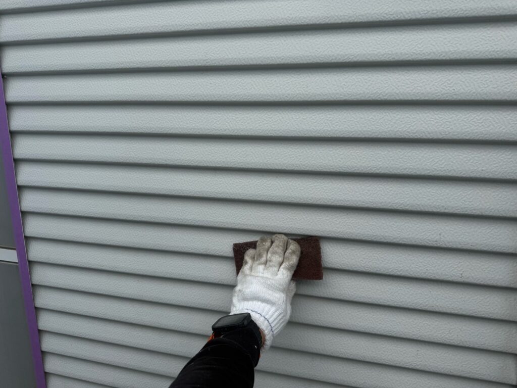 雨戸ケレン<br />
（ケレンとは、塗料との密着を良くするために、専用の道具にて細かい傷をつける下地調整です。）