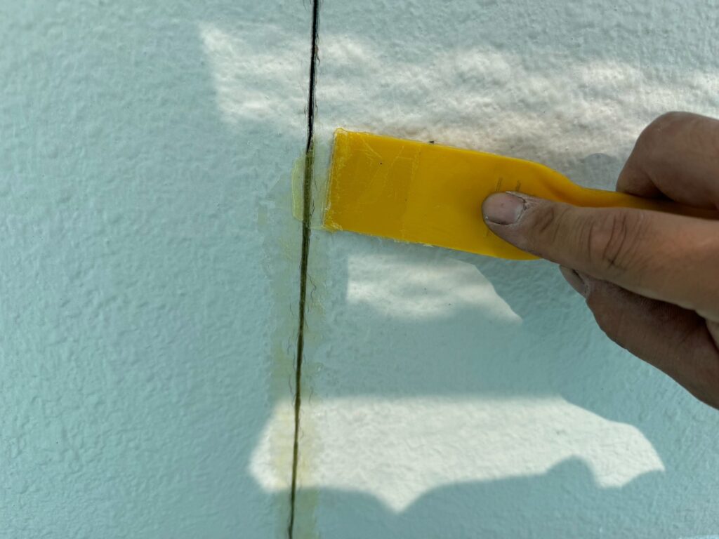 外壁下地補修<br />
弾性エポキシ補修材にて補修をしました。<br />
