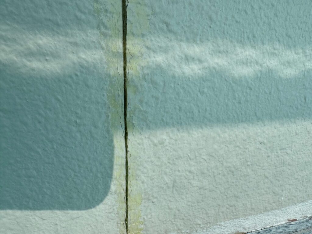 外壁下地補修（完了）<br />
弾性エポキシ補修材にて補修をしました。<br />
